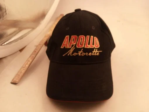 Discount Keps apollo motorette svart med röd och guld text Hovedbeklædning
