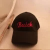 Best Sale Keps buick svart med röd text Hovedbeklædning