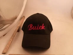 Best Sale Keps buick svart med röd text Hovedbeklædning
