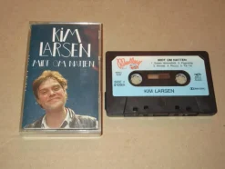 Tradera KIM LARSEN KASSETT MIDT OM NATTEN (LARSEN/GASOLIN)| Kassettebånd