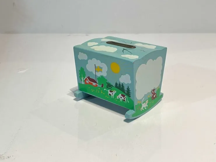 Tradera Klassisk sparbössa med Sverige-motiv - Röd stuga flagga bondgård - 80s Vagga> Sparebøsser