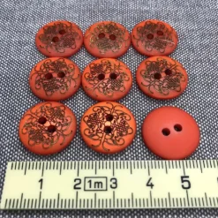 Tradera Knappar, knapp, plast, 2 hål, röd, mönstrad, 9 st, 18 mm| Syning & Strik