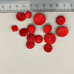 Tradera Knappar, äldre röda, 14 st, ca 9-18 mm| Syning & Strik