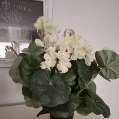 Tradera Konstgjord pelargon i kruka. Blommor, pelargoner,konstgjorda växter, dekoration| Kunstige Planter