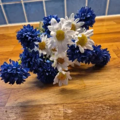 Tradera Konstgjorda blommor prästkragar och blå blommor| Kunstige Planter
