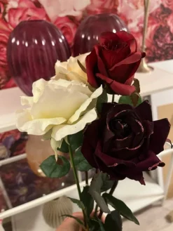Tradera Konstgjorda rosor - vit, mörkröd och vinröd| Kunstige Planter