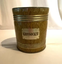 Tradera Krossocker plåtburk Mått: 16 cm hög, 14 cm i diameter. Gott skick> Metalemballage