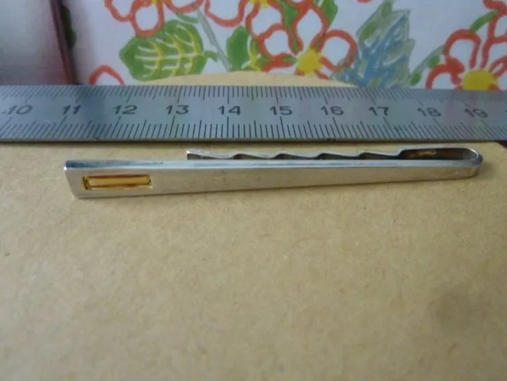 Tradera Äkta silver 925 S slipsnål slipshållare med liten guld detalj vikt 6 gram 65 mm> Slipsenåle