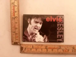 Tradera kylskåpsmagnet elvis presley med mikrofon> Magneter