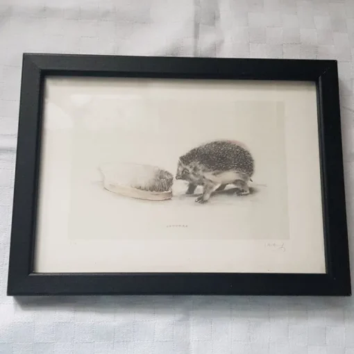 Shop Lasse Åberg, Tryckt bild med igelkott i svart ram.Ca 20x15 cm. Øvrige Antikviteter & Design