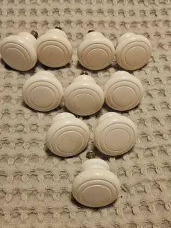 New Lådknoppar i trä. 10 st vita med skruv. Kroge, Håndtag & Beslag