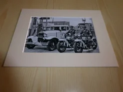 Tradera Äldre bilar och motorcyklar i fotografi med passepartout> Mobilia