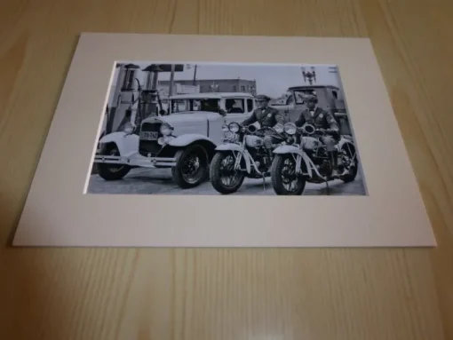 Tradera Äldre bilar och motorcyklar i fotografi med passepartout> Mobilia