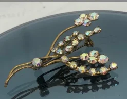 Tradera Äldre guldig brosch, gnistrande vita stenar> Brocher