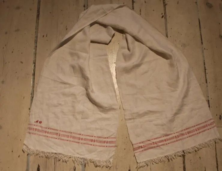 Store ÄLDRE HALSDUK TILL DRÄKT. Kunsthåndværk