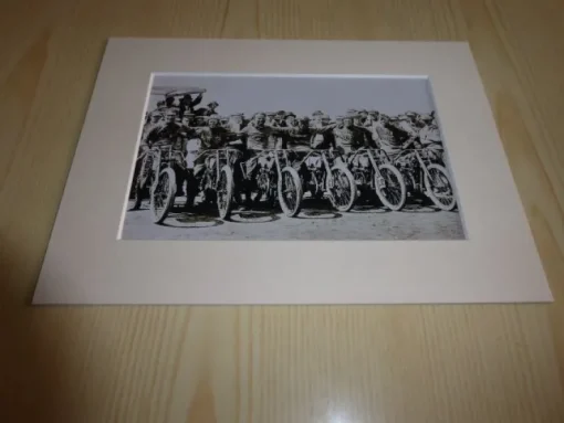Tradera Äldre Harley-Davidson motorcyklar i fotografi med passepartout> Mobilia
