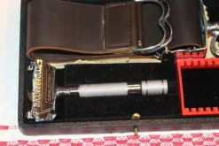 Tradera ÄLDRE HELJESTRAND ESKILSTUNA , ETUI MED RAKHYVEL + STRIGEL| Barbering