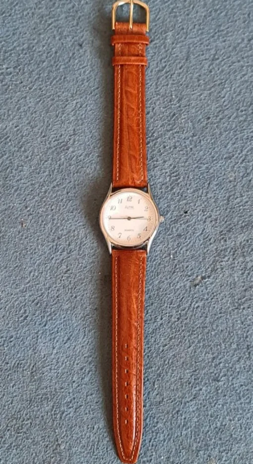 Tradera Äldre Herrklocka - Alpine Quartz - med armband i läder.> Armbåndsure