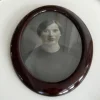 Tradera Äldre mörkbrun oval ram med porträtt| Rammer