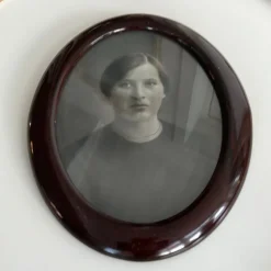 Tradera Äldre mörkbrun oval ram med porträtt| Rammer