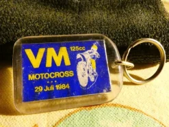 Tradera Äldre Nyckelring Motorklubben Orion Hallstavik Motocross VM 1984 - Gott skick!!> Nøgleringe