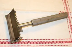 Tradera ÄLDRE RAKHYVEL SKYLTMATERIAL. L .38 CM. VALET AUTO STROP RAZOR. OVANLIGT OBJEKT| Barbering