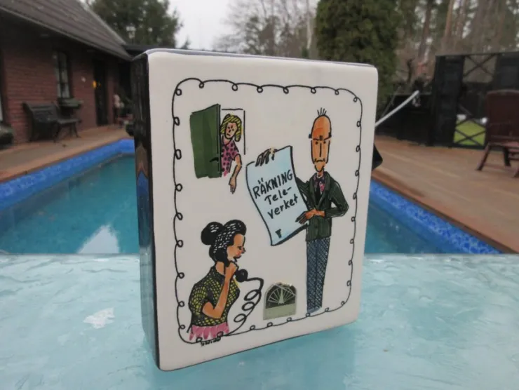 Tradera ÄLDRE RETRO SPARBÖSSA I PORSLIN DECO RÄKNING TELEVERKET MED FOLKLIV!!> Sparebøsser