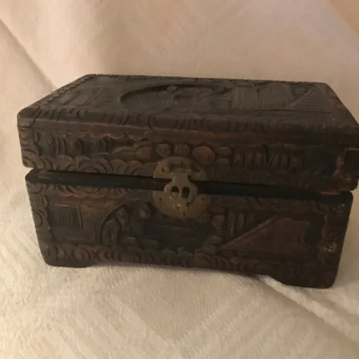 New Äldre SKRIN Kina 1900 tal. Snidat i trä. Mässingsbeslag. 23 x14x12 cm Orientalsk Kunst Og Porcelæn