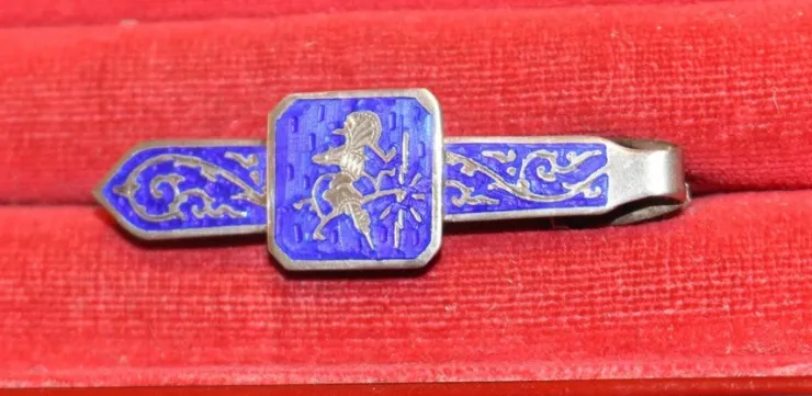 Tradera ÄLDRE SLIPSHÅLLARE MED EMALJERAD DEKOR. STERLING SILVER> Slipsenåle