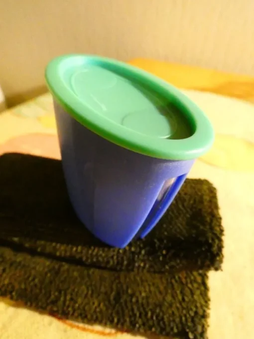 Tradera Äldre Tupperware Nyckelring Lila Burk med Turkos Lock - Fint skick !!> Nøgleringe