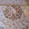 Hot ÄLDRE VACKERT HANDBRODERI STOR BORDSDUK BRODYR ROSOR BLOMMOR LANTLIGT VINTAGE Tekstiler