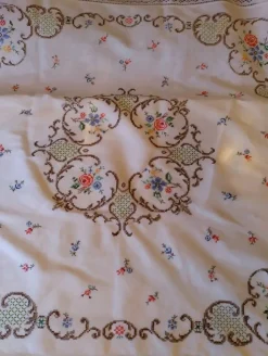 Hot ÄLDRE VACKERT HANDBRODERI STOR BORDSDUK BRODYR ROSOR BLOMMOR LANTLIGT VINTAGE Tekstiler