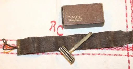 Tradera ÄLDRE VALET RAKHYVEL MED ASK OCH STRIGEL.| Barbering