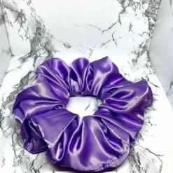 Sale LILA ÖVERDIMENSIONERAD XXL SIDEN SCRUNCHIE ENCHANTED SCRUNCH 80 TAL TREND HEL Hårtilbehør