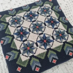 Hot Liten handbroderad kudde Tekstiler