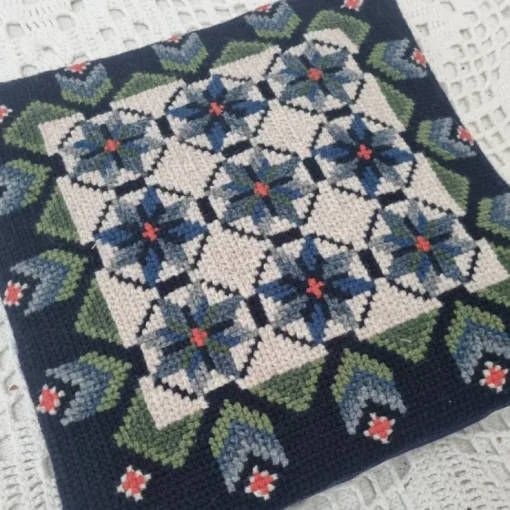 Hot Liten handbroderad kudde Tekstiler
