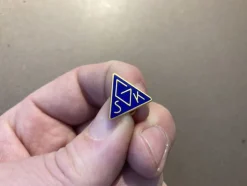 Tradera Litet klubbmärke brosch Sundsvalls GK Gymnastikklubb, Medelpad> Stifte & Nåle