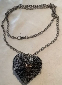 Tradera Långt fint halsband med stort hjärta som hänge (2379)> Halskæder