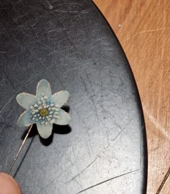 Tradera Majblomma blåsippa år 1919> Majblomster