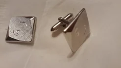 Tradera manschettknappar silverfärgad metall 20x20 cm !> Andre Smykker