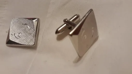 Tradera manschettknappar silverfärgad metall 20x20 cm !> Andre Smykker