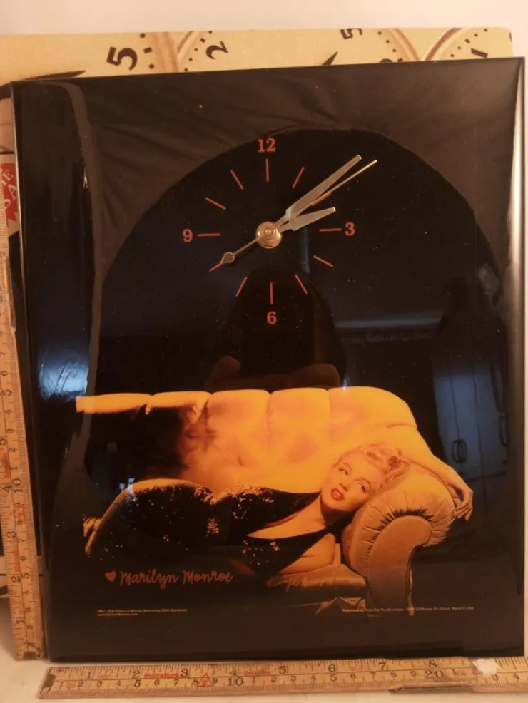 Tradera Marilyn Monroe klocka soffa svart 103> Ure Til Hjemmet
