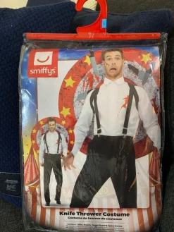 Tradera Maskeraddräkt Knifr thrower Costume helt ny 150kr.> Udklædningstøj