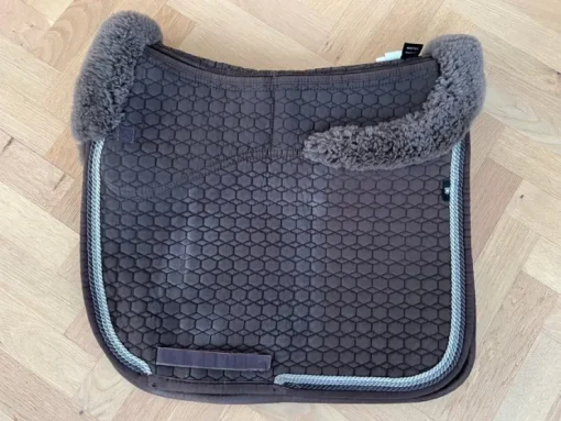 Tradera Mattes dressyr schabrak med fårskinn> Ridning Og Ridesport
