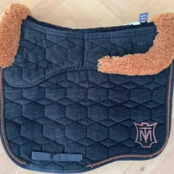 Tradera Mattes dressyr schabrak med fårskinn> Ridning Og Ridesport