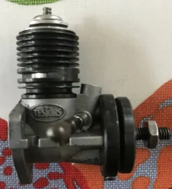 Tradera McCOY .049 glödstiftsmotor i nyskick, aldrig startad.| Modelmotorer