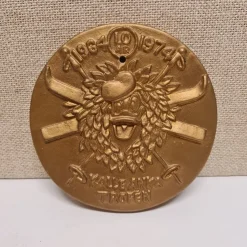 Tradera MEDALJ, KALLE ANKA Trofén, keramik, 1964-1974 (10 ÅR) design Lars Pagfeldt Malmö| Andre Mønter & Sedler