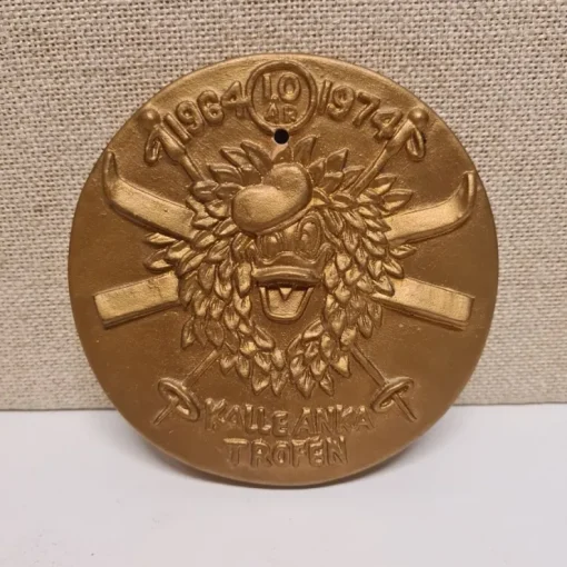 Tradera MEDALJ, KALLE ANKA Trofén, keramik, 1964-1974 (10 ÅR) design Lars Pagfeldt Malmö| Andre Mønter & Sedler