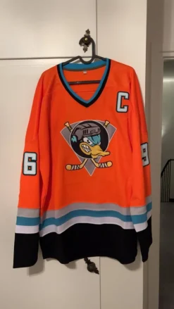 Tradera Mighty Ducks Jersey - Charlie Conway #96> Hockey & Skøjter