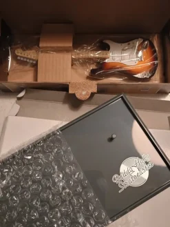 Tradera Mini guitar Buddy Holly> Musikmemorabilia